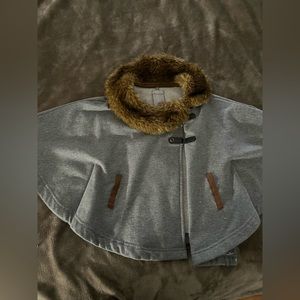 Grey and fur trimmed cape 3T